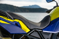 シートについては、ロングツーリングでも疲れないよう形状や硬さを吟味。オプションで用意されるローシートとハイシートも、おのおのの特性に合わせてウレタンフォームを使い分けるなど、こだわりが込められている。