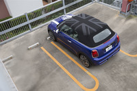 ソフトトップを飾る大きなユニオンジャックは、パッケージオプション「MINI YOURSスタイル」に含まれている。