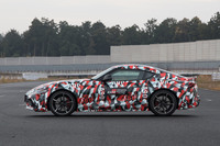 長めのフロントオーバーハングが目を引くサイドビュー。カムフラージュされたボディーには、「TOYOTA」ではなく「GR TOYOTA GAZOO Racing」と書かれていた。