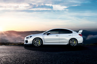 「WRX STIタイプS」には新たに19インチ切削光輝アルミホイールを採用している。