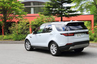 従来モデルとは一線を画すスタイリングとなった新型「ディスカバリー」だが、3列目シートの居住性を確保するための段付きルーフや、左寄りに装着されたリアのナンバープレートなど、ディテールには従来モデルの特徴が受け継がれている。