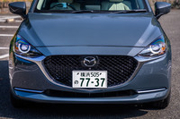 ラジエーターグリルの下からヘッドラインにつながる「シグネチャーウイング」と呼ばれる意匠が「マツダ2」の特徴。「デミオ」よりも薄型デザインのヘッドランプが採用されている。