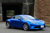 日本市場における「アルピーヌA110」のカタログモデルは、基本的に右ハンドル。左ハンドル仕様は、「A110ピュア」の「ブルー アルピーヌ メタリック」色と、「A110リネージ」の「グリ トネール メタリック」色に限って選択できる。