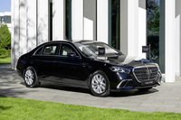 最新の「Sクラス」には強力な防弾性能を誇る「S680ガード4MATIC」もラインナップされる。車体とウィンドウの両方がドイツの防弾性能規格であるVR10を満たしており、唯一のV12エンジン搭載モデルでもある。