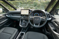 フロントマスクなどで差異化が図られている「ノア／ヴォクシー」のエクステリアに対し、インテリアについては両車でほとんど違いはない。写真は「ノア ハイブリッドS-Z」のインストゥルメントパネルまわり。（写真：向後一宏）