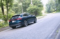 
	「アウディQ8」は全車4WDとなる。通常の前後トルク配分は40：60で、走行状態によりフロントには最大で70％、リアには最大で85％の駆動力を供給する。
	