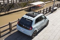 今回の「トゥインゴ」は2019年末に発売された「キャンバストップ」。ルーフの大半の部分をカバーしているのがうれしい。