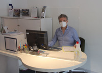 透明アクリルパネル越しの営業マンは、ダヴィデ・チェンティーニさん。