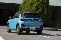 ダイハツ・ロッキー プレミアムG HEV（FF）／トヨタ・ライズZ（FF/CVT）【試乗記】の画像