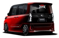 タントカスタム レッド／ブラック（リアビュー）