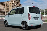 新色の「フィヨルドミスト・パール」をまとう「N-WGN」。