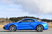 【アルピーヌA110ピュア】
	ボディーサイズ：全長×全幅×全高＝4205×1800×1250mm／ホイールベース：2420mm／車重：1110kg／駆動方式：MR／エンジン：1.8リッター直4 DOHC 16バルブ ターボ／トランスミッション：7段AT／最高出力：252PS（185kW）/6000rpm／最大トルク：320N・m（32.6kgf・m）/2000rpm／タイヤ：（前）205/40ZR18 86Y／（後）235/40ZR18 95Y（ミシュラン・パイロットスポーツ4）／燃費：--km/リッター／価格：788万円
	
	【取材時の燃費データ】
	テスト距離：215.7km（市街地1：高速道路7：山岳路2）／使用燃料：--リッター（ハイオクガソリン）／参考燃費：10.5km/リッター（車載燃費計計測値）