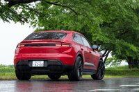 2025年10月に日本に導入された「ポルシェ・マカンGTS」。より高出力な電動パワートレインや電子制御LSD、ローダウン仕様のスポーツエアサスペンションを備えた、スポーティーな上級モデルだ。
