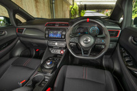 赤いアクセントが目を引く「リーフNISMO」のインテリア。ステアリングホイールをはじめ、各所に専用の装備や装飾が用いられている。