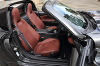 「VS」に装備されるナッパレザーのシート。同グレードの内装色は、「オーバーン」と呼ばれる赤褐色とブラックのツートンカラーとなる。