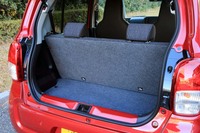 4人乗車時の荷室の様子。荷室床面の幅は905mmで、奥行きは425mm確保されている。
