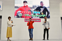 第50回東京モーターサイクルショーより、自工会製作の動画「梅本まどかと宮城光のセーフティ ライディング！」に出演した、モータージャーナリストの宮城 光氏（写真向かって右）とジャパンライダーズ アンバサダーの梅本まどか氏（中央）。