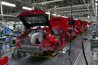 車体の組み立てが終わったら、次は塗装工程。その後は、内装や、“蓋（ふた）もの”と呼ばれるボンネットとテールゲートの組み付けと、工程が進んでいく。