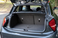 荷室容量は210リッターで、後席をたたむと800リッターに拡張が可能。フロアボードの下には、充電ケーブルなどをしまうのに好適な床下収納が設けられている。