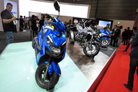 ブースを飾る、二輪の参考出展車。手前の「スウィッシュ」と隣の「SV650X」が世界初公開、奥の「GSX-R125」が日本初公開となる。