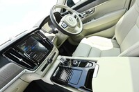 「S90リチャージ アルティメットT8 AWDプラグインハイブリッド」のシート地はファインナッパレザー仕立て。「ブロンド」と呼ばれるインテリアカラーが明るい車内を演出する。