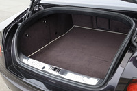 トランクルームの容量は475リッター。ふかふかとした毛足の長いカーペットが敷かれている。