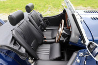 シート、というか内張りのレザーの色は、ブラックないしタンが標準。オプションで、その他の色も選択が可能だ。