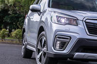 新型「フォレスター」では、全車にLEDヘッドライトを採用。ポジションランプは水平対向エンジンのピストンの動きを表現した、スバルが「Cシェイプ」と呼ぶデザインを採用している。