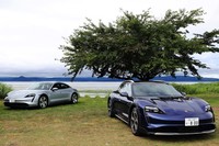 エントリーモデルの後輪駆動「ポルシェ・タイカン」（写真左）と、ステーションワゴン型の「タイカン クロスツーリスモ」（同右）に試乗しました。（photo：北畠主税）