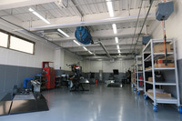 110平方メートルのワークショップには、3基の作業台が備わる。