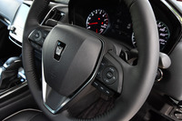 安全装備については全車、第2世代の「Toyota Safety Sense」を標準装備。ステアリングホイールの右側スポークに、その操作スイッチが備わる。