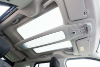 はりのような天井収納とセットになった「マルチパノラミックルーフ」。収納性、採光性ともに抜群だ。