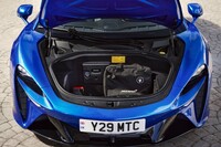 フロントには容量160リッターのラゲッジスペースが確保される。庫内には充電ケーブルもおさまる。