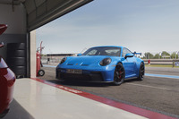 新型「ポルシェ911 GT3」。フロントに市販の911としては初めてダブルウイッシュボーン式サスペンションを採用した。