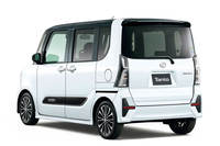 「ダイハツ・タントカスタム」のリアビュー。