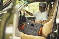 グレー系のボディーカラーにオレンジの差し色が鮮やかなJackery製品。タフなデザインと相まって、所有欲も満たされる。