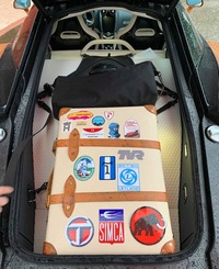 筆者のスーツケースをリアの荷室（容量420リッター）に積み込んだ様子。テールゲートはガラス製で、ソフトクローズ機能も備わる。