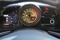 タコメーターのレッドゾーンは7500rpmから。ちなみにV12モデルでは8200rpmから。