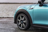 専用のフローティングホイールキャップを装備する18インチのパルススポーク2トーンホイールは、波の動きを連想させるデザインを採用したという。