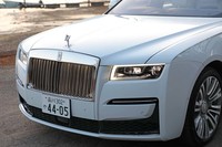 12気筒エンジン車は、高性能なスポーツモデルだけとは限らない。高級サルーン「ロールス・ロイス・ゴースト」（写真）のボンネット下には、ターボで過給されるV12ユニットがおさまっている。