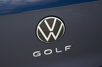 シンプルで平面的な意匠となったフォルクスワーゲンの新しいエンブレム。角の丸い「GOLF」のロゴも、従来モデルとはイメージを異にするものだ。