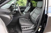 「エスカレード」の1列目シート。古式ゆかしいボディー・オン・フレーム構造のSUVなので、よじ登るようにして乗車しなければならないが、高い着座位置からの見晴らしは抜群である。