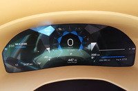 メーターの代わりに装備された、フルデジタルのインフォメーションディスプレイ。機能的には至って普通だったが、表示はやはり凝ったデザインをしていた。