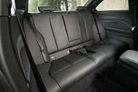 リアシートの乗車定員は2人。こちらの背もたれには「M」ロゴがステッチされている。