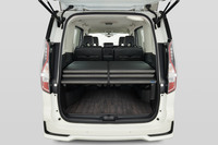 「日産セレナ」に車中泊用収納ベッドを備えた「マルチベッド」が登場の画像