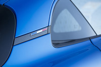 Cピラーにもトリコロールのオーナメントが貼られる。