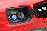 右のリアフェンダーには、給油口と並んでアドブルーの注入口（水色のキャップ部）が用意されている。