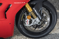 今回の改良ではフロントサスペンションのバネレートを下げるとともに、プリロードをより高く設定。写真のオーリンズ製倒立フォーク「NIX30」とマルケジーニの鍛造アルミホイールは、「V4 S」の専用装備だ。