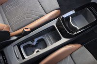 広々としたセンターコンソールにはスイッチ類がないため、使い方の自由度が高い。写真では左側（＝後方）に設置してあるカップホルダーは前方のくぼみに移すこともできる。