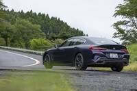 BMWは新型「2シリーズ クーペ」でもFRプラットフォームを堅持。上は「7シリーズ」「8シリーズ」まで後輪駆動にこだわり続けている。
